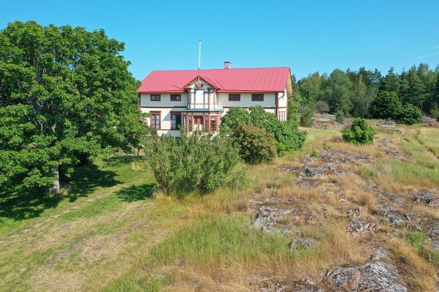 Vad sägs om en mangårdsbyggnad med mycket karaktär belägen i Västergeta? 🏡