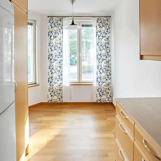 Gavellägenhet om tre rum och kök vid Ålandsvägen i Mariehamn. Välkommen att boka en visning!